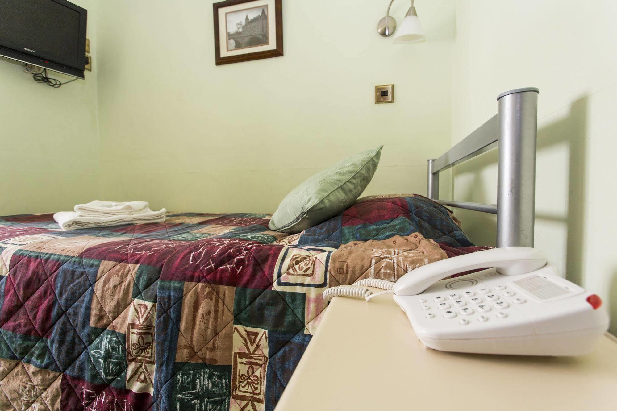 Oyo Ridgeway Hotel Чингфорд Экстерьер фото