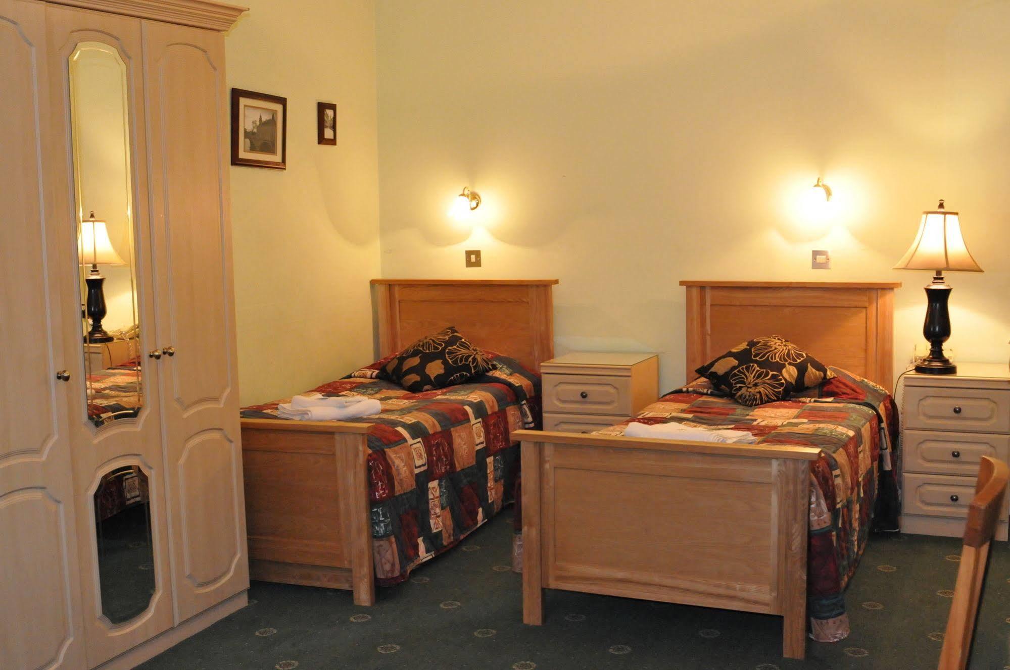 Oyo Ridgeway Hotel Чингфорд Экстерьер фото